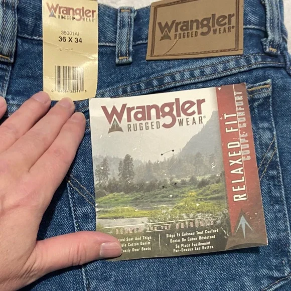 Wrangler Relaxed Fit Denim Jeans in Classic Blue - Picture 4 of 5